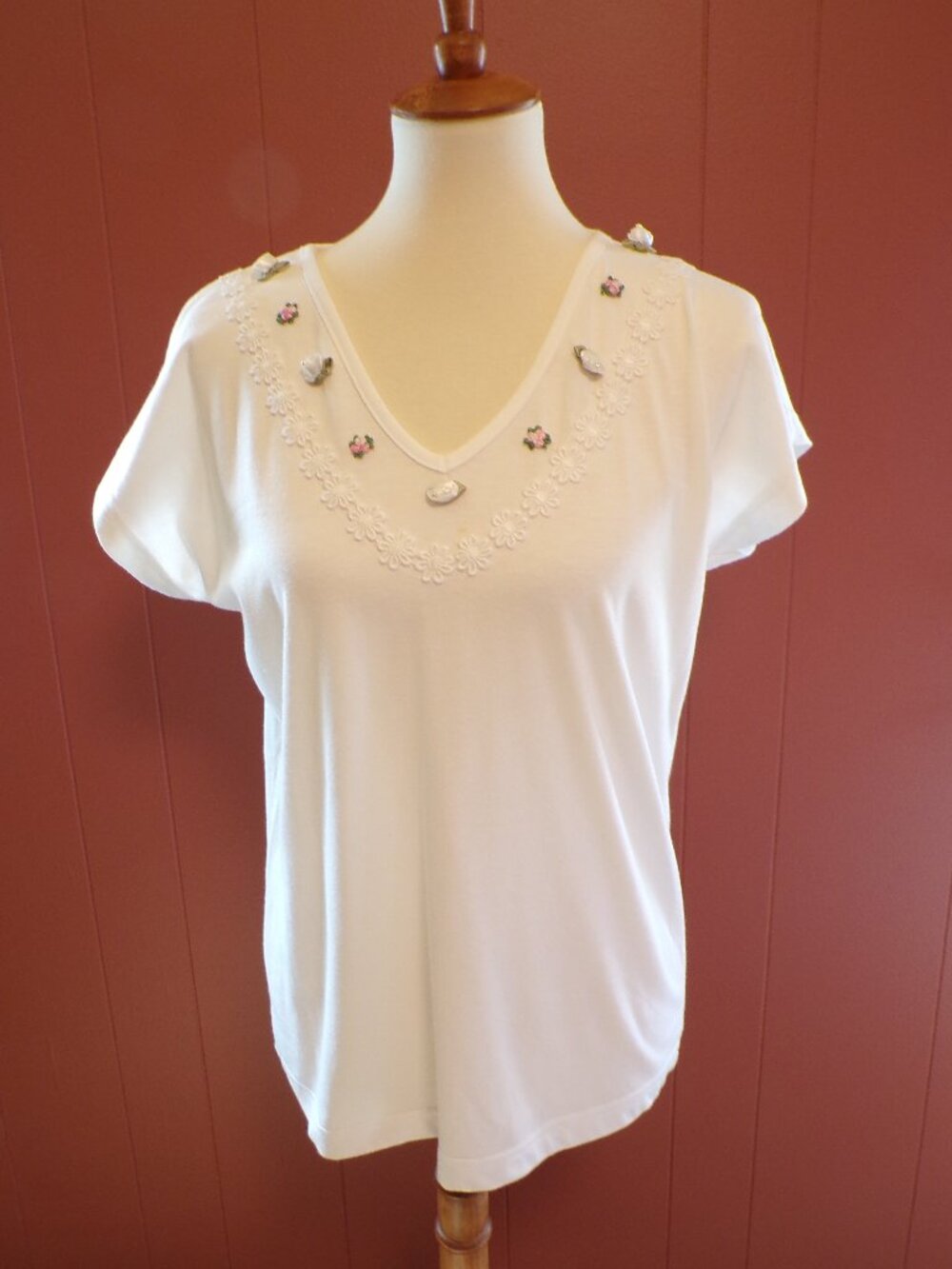 BELDOCH PETITES Women's Tee Shirt Cream Embroidered Floral V-Neckline Size P/M
